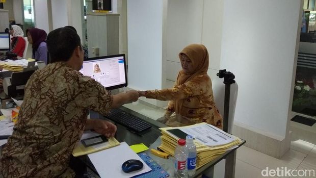 Proses pembuatan paspor haji di kantor Imigrasi Jakarta Selatan.