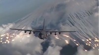 Tembakan suar anti rudal itu panasnya mencapai 500 Celcius, dan pola asap yang dihasilkan menyerupai sayap. (Foto: Screenshot Twitter U.S. Dept of Defense)