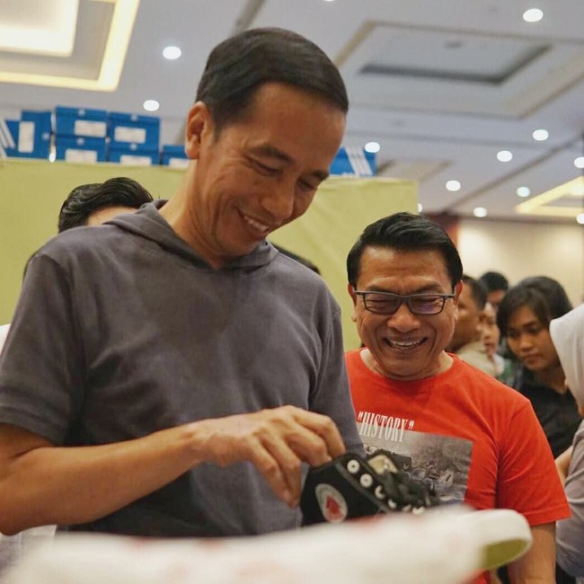 Dari merek mancanegara, preferensi Jokowi mulai bergeser ke produk lokal Maret lalu saat menghadiri Jakarta Sneakers Day. Di acara itu, kakek dua cucu itu membeli sneakers keluaran negeri sendiri . (Foto: Instagram Saint Barkley)