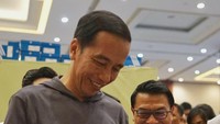 Jokowi saat memilih sneaker pilihannya.