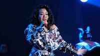 Yura Yunita menjadi salah satu penampil di BNI Java Jazz Festival 2018 hari kedua. Foto: Hanif Hawari
