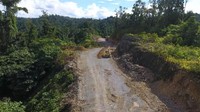Meskipun kendaraan yang melintas masih sedikit, namun penduduk yang sebelumnya berjalan kaki melalui medan yang sulit dan memakan waktu lama, kini jalur tersebut lebih mudah dilewati dan memangkas waktu perjalanan. Foto: Dok Ditjen Bina Marga