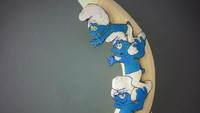 Wah, pecinta kartun Smurfs pasti suka dengan kreasi Brusche yang satu ini. Kulit pisangnya tidak hanya digambar, tapi juga diberi warna dengan cat air.  Foto: Instagram @isteef