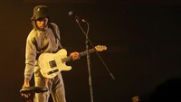 Saking spesialnya pertunjukan Daniel Caesar, rekan media yang tidak membawa kamera profesional kesulitan untuk masuk ke dalam area panggung.   Foto: Hanif Hawari