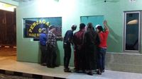 Warga menyerahkan Ahmad ke Koramil 03 Pasar Rebo sebelum ditangani pihak kepolisian