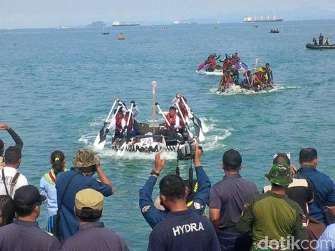 Selain renang, juga digelar lomba dayung