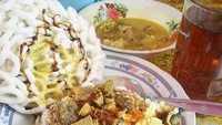 Unggahan @kulinerjabodetabek ini cukup menggoda. Dengan nasi dan gule yang dipisah dan disajikan dengan kerupuk plus kecap. Tempatnya ada di Jalan Sakti I, Kemanggisan Raya, mulai pukul 9 pagi Anda bisa mampir menikmati nasi gule dengan harga Rp 17.000. Foto: Istimewa
