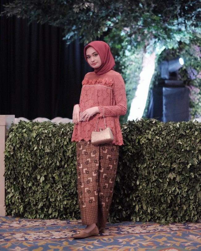 Begitupun saat memakai kain batik. Ia membuat atasan dengan detail cantik di bagian bahu. Atasannya itu dibuat longgar di bagian badan, menyerupai crop top.Foto: Instagram