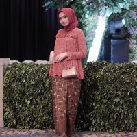 Begitupun saat memakai kain batik. Ia membuat atasan dengan detail cantik di bagian bahu. Atasannya itu dibuat longgar di bagian badan, menyerupai crop top.Foto: Instagram