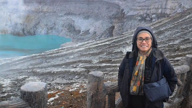 Sri Mulyani berpose ber-background Gunung Ijen
