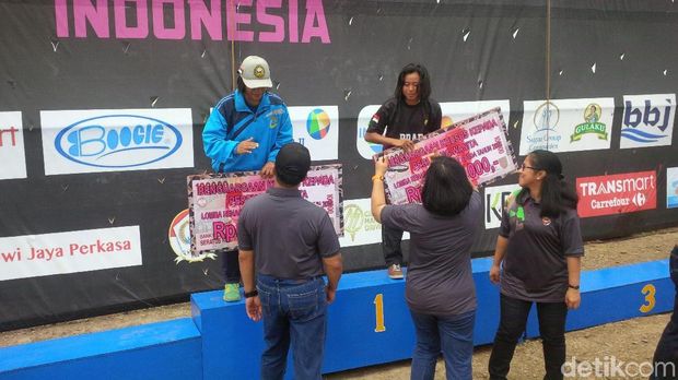 Archia (kaos hitam) menerima penghargaan dan hadiah di lomba renang Selat Sunda