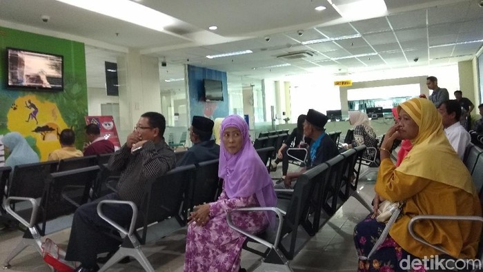 Ratusan Calon Jemaah Datangi Imigrasi Jaksel Buat Paspor Haji