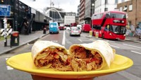Selain traveling dengan piring kuningnya, Himanshu juga turut mengenalkan makanan khas India dari negaranya, salah satunya ketika dia mengunggah foto chicken wrap khas Bangladesh di kota London.Foto: Instagram @myyellowplate 