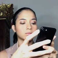 Di tangan makeup artist Ifan Rivaldi, bintang film Posesif itu tampil dengan riasan sederhana. Eyeshadow nuansa kecoklatan dipilih sang makeup artist untuk membuat mata Putri lebih berdimensi. Foto: Dok. Instagram Ifan Rivaldi