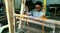 Dia merintis usahanya sejak tahun 1998 dengan modal awal yang minim. Seiring berjalannya waktu, produknya banyak diminati konsumen.
