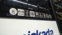 Berbagai fasilitas dan fitur keamanan di bus TransJakarta dengan sasis Volvo. Tipe ini mampu mengangkut hingga 90 penumpang. Foto: Ruly Kurniawan