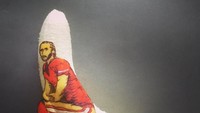 Penggemar olahraga pasti tahu tokoh yang satu ini. Ya, Colin Kaepernick, salah satu anggota National Football League (NFL) Amerika. Lukisan ini memakai setengah bagian kulit pisang yang ada. Jadi terlihat seperti sedang berlutut beneran, ya. Foto: Instagram @isteef