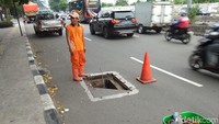 Pada sekitar pukul 17.30 WIB, petugas PPSU yang sedang membersihkan area di sekitar lokasi, juga mengecek gorong-gorong.