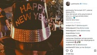 Di saat yang bersamaan, Putri Marino mengupload foto Chicco tengah mengenakan topi bertuliskan Happy New Year. Doanya pun sama seperti Chicco, Akan ada banyak cerita yang tercipta di tahun ini...semoga semesa selalu merestui, tulisnya.  Foto: Chicco Jerikho/ Putri Marino Instagram