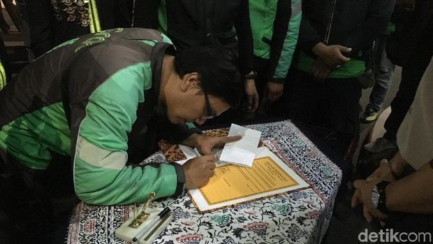 Para ketua komunitas membubuhkan tanda tangan ikrar