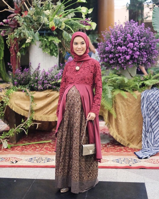Iymel punya cara cerdas saat harus memakai kain batik. Ia menyulap kain batik dan atasan jadi tampilan dress. Jika dilihat sekilas tampilan Iymel seperti paduan atasan dan bawahan. Foto: Instagram