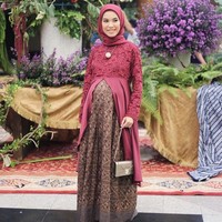 Iymel punya cara cerdas saat harus memakai kain batik. Ia menyulap kain batik dan atasan jadi tampilan dress. Jika dilihat sekilas tampilan Iymel seperti paduan atasan dan bawahan. Foto: Instagram