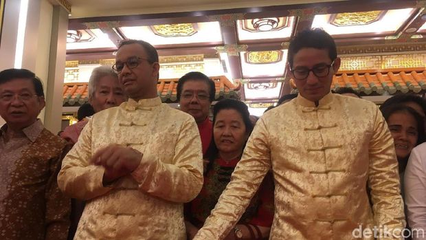 Anies-Sandi kompak mengenakan baju cheongsam