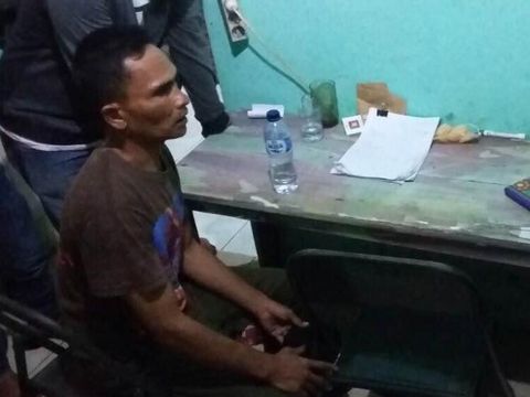 Ahmad Ekoni (41) diamankan warga karena diduga tengah mengintai rumah pemilik Pondok Pesantren Al Husainiyah