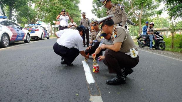 Polisi mengecat kembali markah jalan yang pudar
