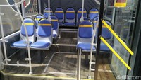 Tempat duduk di bus TransJakarta Volvo. Foto: Ruly Kurniawan