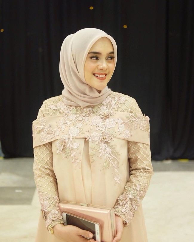 Dokter cantik Athieqah Asy-Syahidah juga sering jadi bridesmaid saat hamil anak pertamanya. Ia pun tak kalah glowing dari bridesmaid lainnya. Foto: Instagram