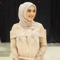 Dokter cantik Athieqah Asy-Syahidah juga sering jadi bridesmaid saat hamil anak pertamanya. Ia pun tak kalah glowing dari bridesmaid lainnya. Foto: Instagram
