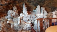 Bagian dalamnya, terlihat atapnya masih bebatuan yang memang seperti gua disulap menjadi restoran. Foto: Istimewa