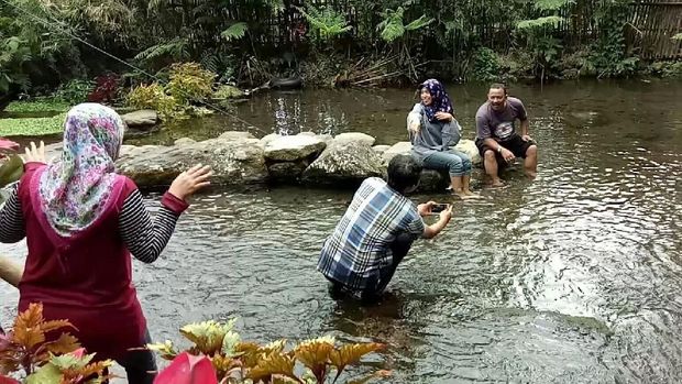 Terdapat kolam kecil di Likin Durian Garden