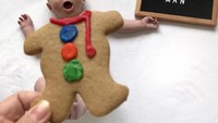 Papan tulis kecilnya bertuliskan, Aku menangkap gingerbread man. Ekspresinya pas banget deh. Ekspresi orang kaget. Ah makin gemes! Foto: Instagram @jenniferatkinson