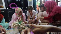 Ini dia hasil karya kreasi daur ulang dari kulit bawang putih yang digelar pada Sabtu (3/3/2018) di Rumah Amalia, Ciledug, Tangerang. Keren bukan?