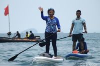 Menteri Susi paddling di Selat Sunda