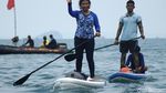 Aksi Susi Pudjiastuti Naik Paddle Board di Selat Sunda