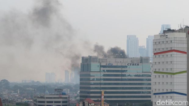 Asap hitam pekat di Kuningan, Jaksel, Sabtu (3/3/2018).