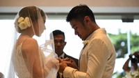 Setelah menjalani prosesi pernikahan, Chicco dan Putri Marino saling menyematkan cincin. Foto: Jozz Felix Photography