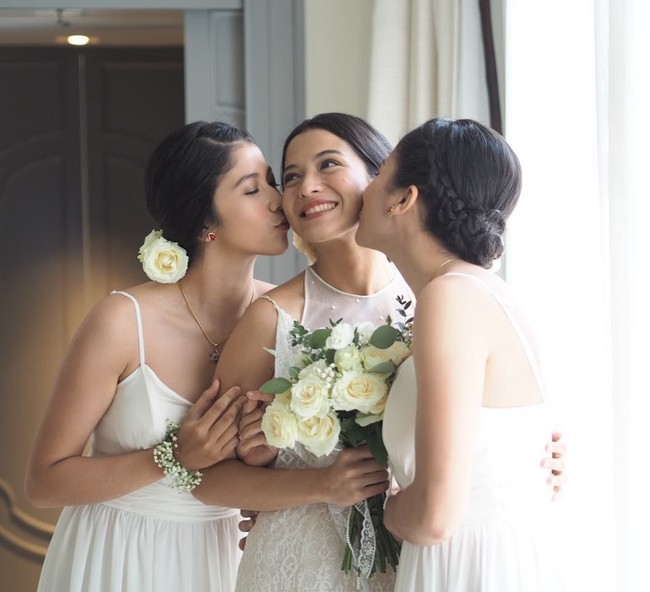 Putri bahkan tidak tampak menggunakan eyeliner ataupun bulu mata palsu. Ifan hanya membuat matanya lebih berdimensi dengan pulasan eyeshadow coklat tua di arena lipatan mata dan kelopak mata bagian terluar. Foto: Instagram Ifan Rivaldi