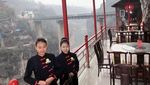 Begini Sensasi Bersantap di Restoran yang Menggantung di Tebing Gunung