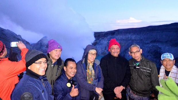 Para pejabat ini mengagumi keindahan ijen dan api birunya