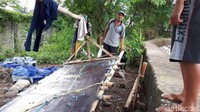 Ian mengaku mengajukan pensiun dini dari perusahaan di negara asalnya, kemudian berkunjung sebagai wisatawan ke Indonesia. Ian mengaku setiap bulan dikirim uang pensiun dari perusahaannya, namun rekeningnya dipegang istri yang sekarang meninggalkannya. (Foto: Haris Fadhil/ detikcom)