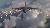 Pesawat ini menembakkan suar anti rudal untuk membingungkan sensor-sensor panas proyektil musuh. (Foto: Screenshot Twitter U.S. Dept of Defense)