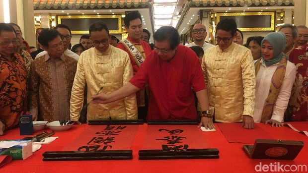 Anies-Sandi mendapatkan kaligrafi China