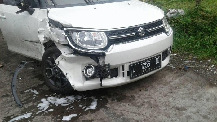 Makan Badan Jalan, Dua Mobil Ini Rusak Bertabrakan