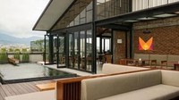 Restoran Morning Glory ini bisa jadi lokasi pemotretan yang indah dan bergaya seni tinggi. Ada spot foto berlatar rooftop, ruang terbuka hijau, ruangan kaca serta kolam. Foto: Istimewa