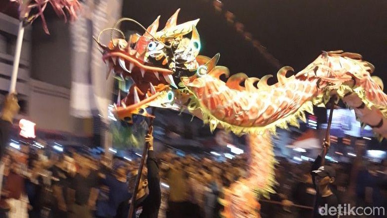 Liong sepanjang 118 meter di Pontianak (Mustiana Lestari/detikTravel) Liong sepanjang 118 meter di Pontianak (Mustiana Lestari/detikTravel)