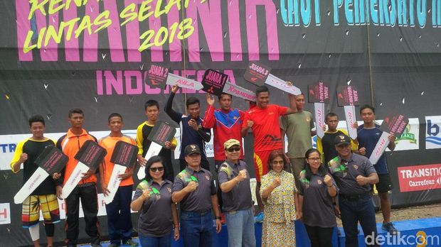KSAL dan Menteri Susi dalam acara penutupan lomba renang dan dayung menyeberangi Selat Sunda